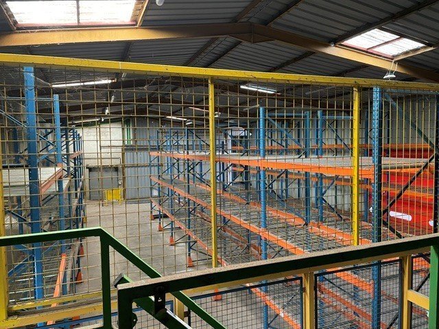 Plus de détails pour Local d’activités à vendre