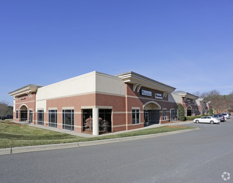 855 Sam Newell Rd, Matthews, NC à louer - Photo de l’immeuble – Image 2 sur 11