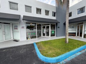 1249 Stirling Rd, Dania Beach, FL à louer Photo intérieure– Image 1 sur 8