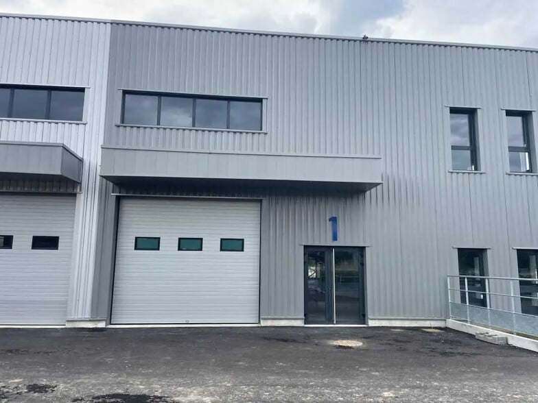 Local d’activités dans Ruy-Montceau à louer - Photo de l’immeuble – Image 1 sur 3