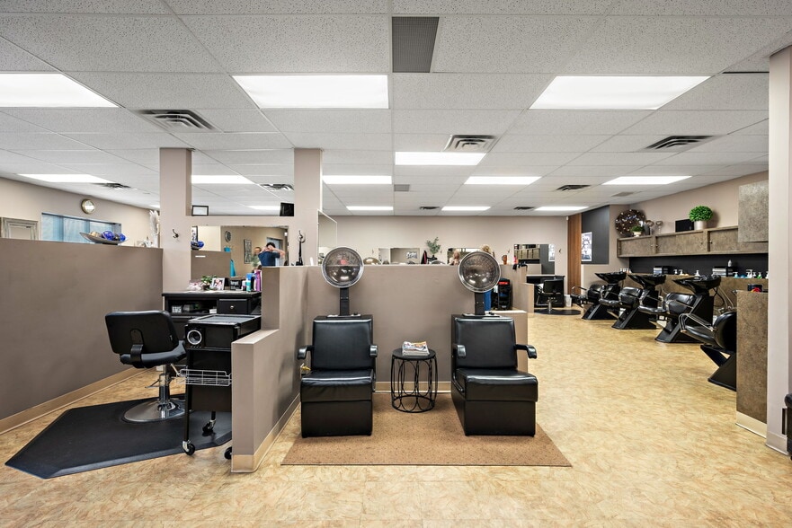 325-337 NW Northdale Blvd, Coon Rapids, MN à vendre - Photo intérieure – Image 3 sur 23
