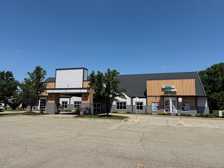 6735 Cascade Rd SE, Grand Rapids, MI à louer - Photo de l’immeuble – Image 2 sur 5