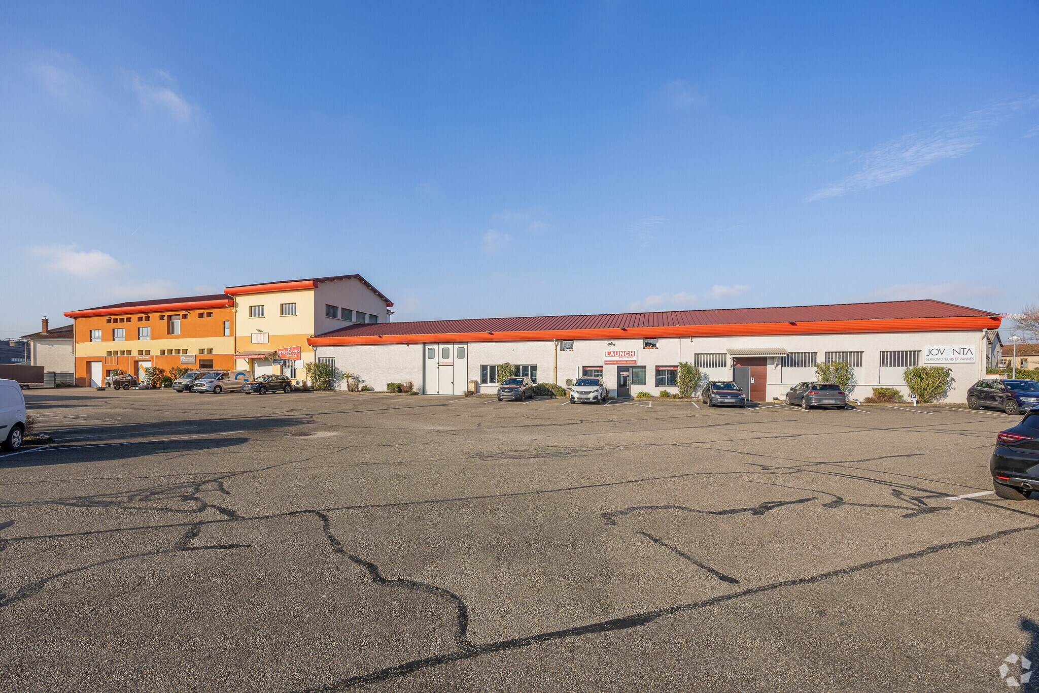 Local d’activités dans Décines-Charpieu à louer Photo de l’immeuble– Image 1 sur 4