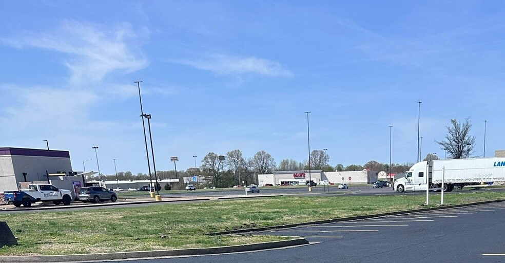 3180 James Sanders Blvd portefeuille de 2 biens à vendre sur LoopNet.fr - Photo principale – Image 1 sur 2