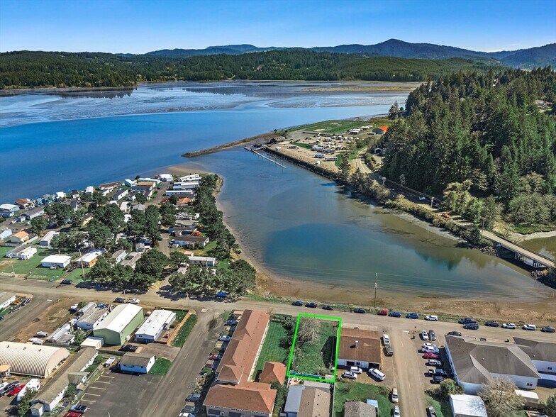 840 NE Mill St, Waldport, OR à vendre - Photo de l’immeuble – Image 1 sur 7