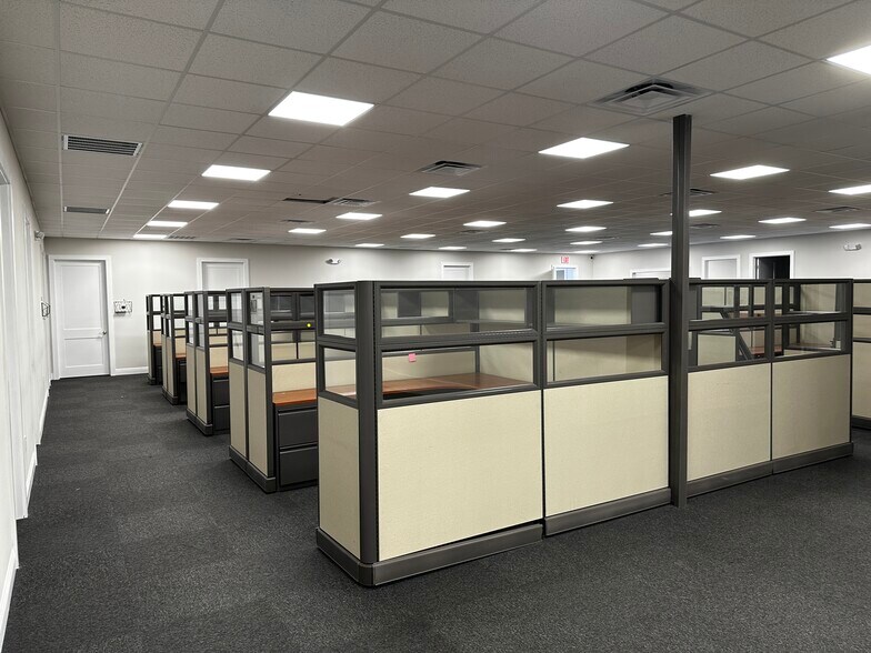 13809 Monroes Business Park, Tampa, FL à louer - Photo de l’immeuble – Image 3 sur 7