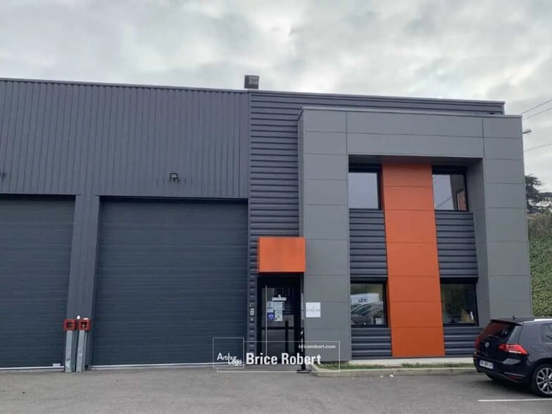 Local d’activités dans Vénissieux à louer - Photo de l’immeuble – Image 1 sur 5
