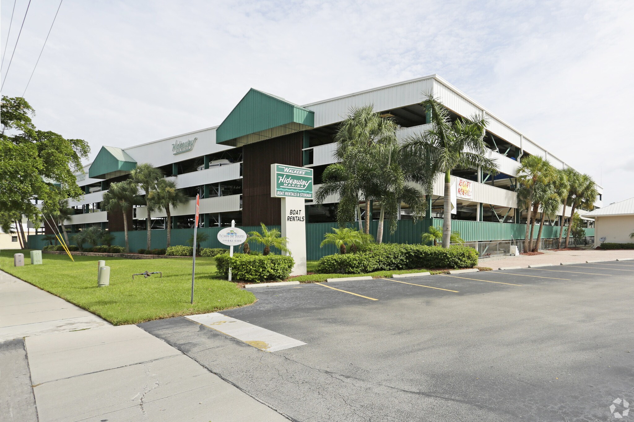 705 E Elkcam Cir, Marco Island, FL à louer Photo principale– Image 1 sur 13