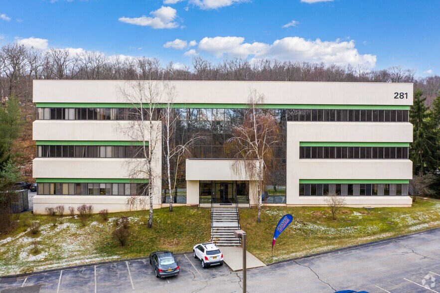 281 Fields Ln, Brewster Village, NY à louer - Photo de l’immeuble – Image 2 sur 8