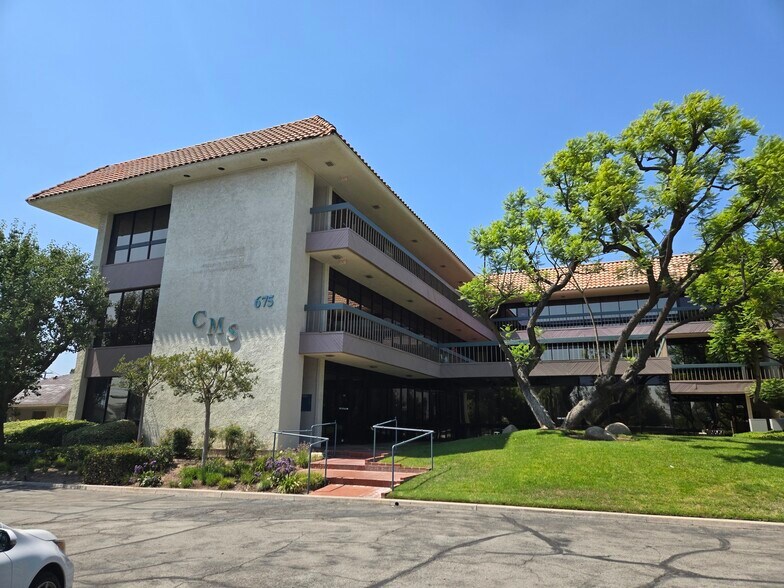 601 W Foothill Blvd, Claremont, CA à louer - Photo principale – Image 1 sur 3