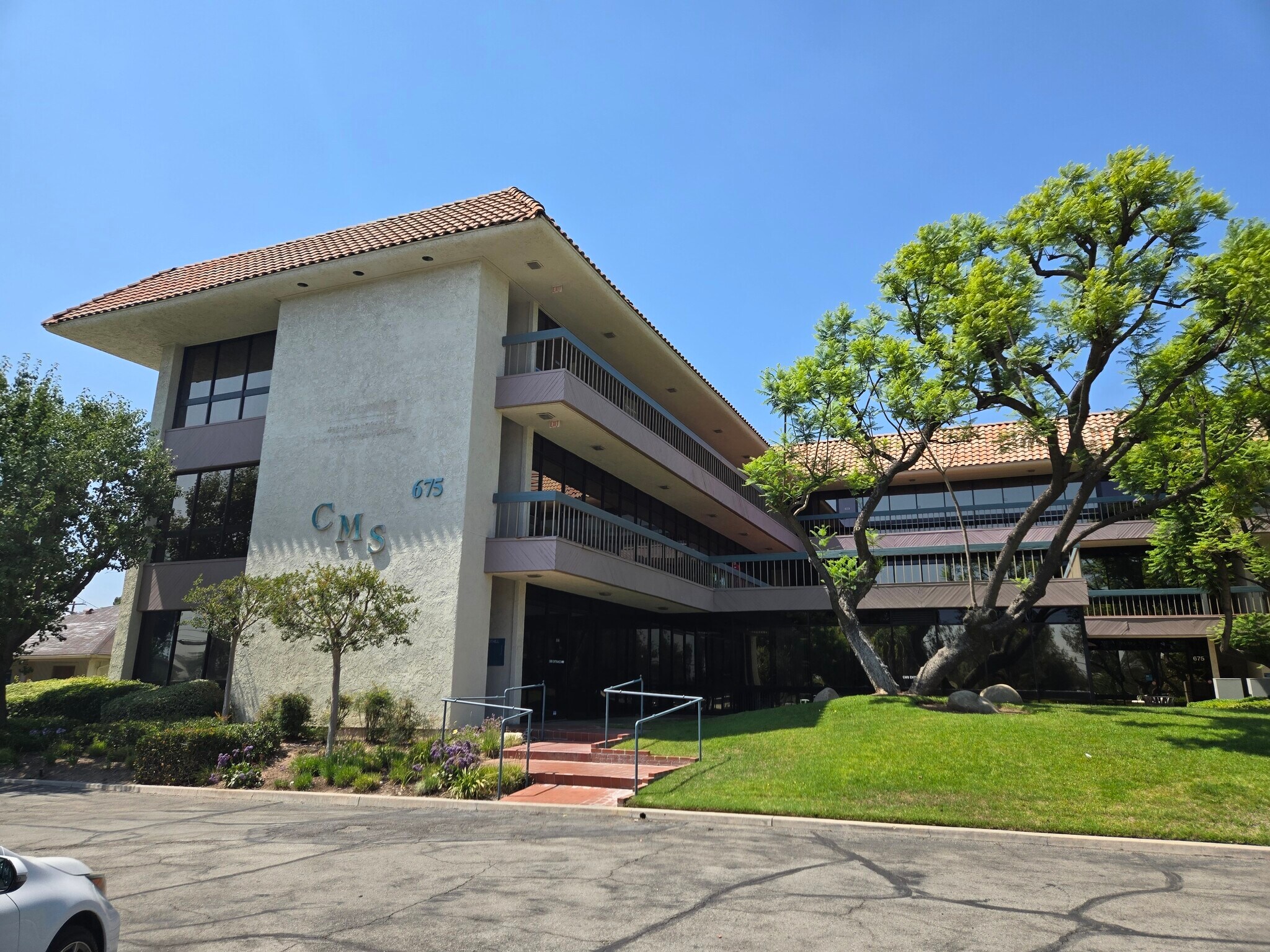 601 W Foothill Blvd, Claremont, CA à louer Photo principale– Image 1 sur 4