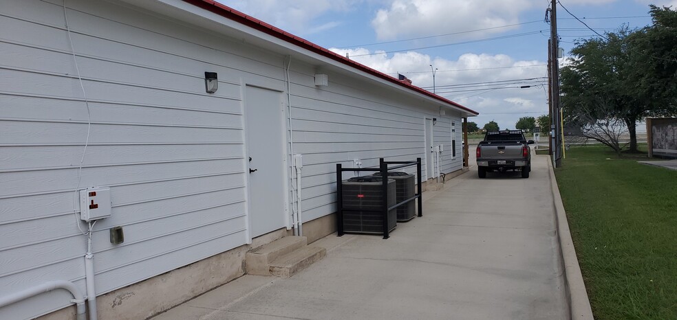 2575 N I-35, San Marcos, TX à louer - Photo de l’immeuble – Image 3 sur 4