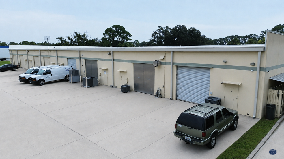 250 East Dr, Melbourne, FL à louer - Photo de l’immeuble – Image 2 sur 8
