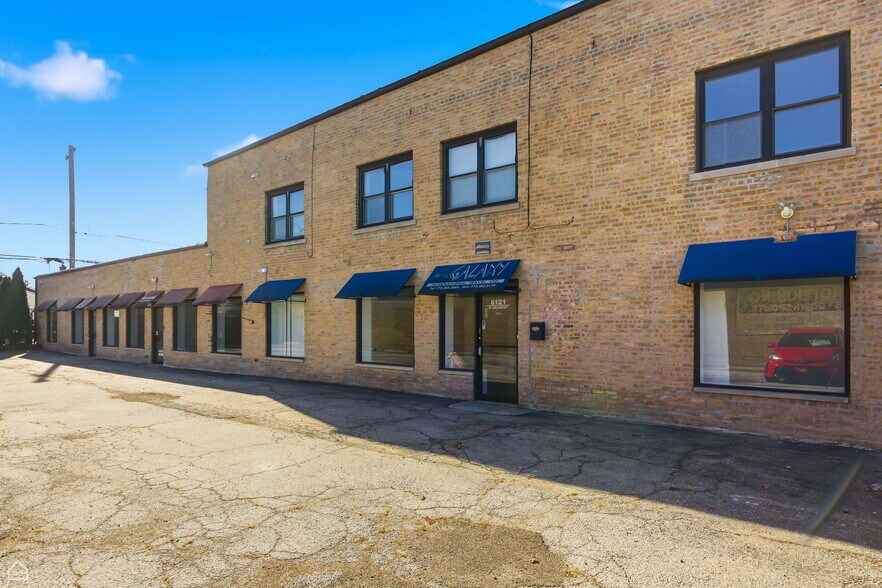 6121 W Belmont Ave, Chicago, IL à vendre - Photo de l’immeuble – Image 2 sur 49