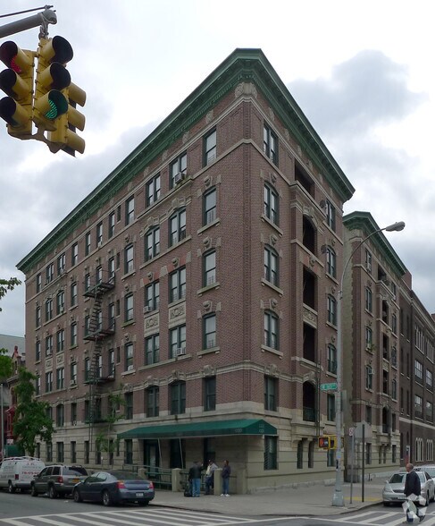 1090 Saint Nicholas Ave, New York, NY à vendre - Photo principale – Image 1 sur 3