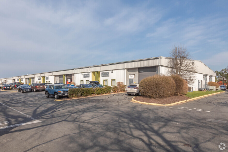 308-330 Victory Dr, Herndon, VA à louer - Photo de l’immeuble – Image 3 sur 3
