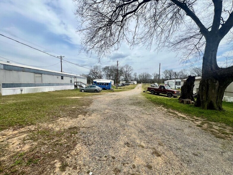 51 Lakewater Dr, Tallassee, AL à vendre - Photo de l’immeuble – Image 2 sur 6