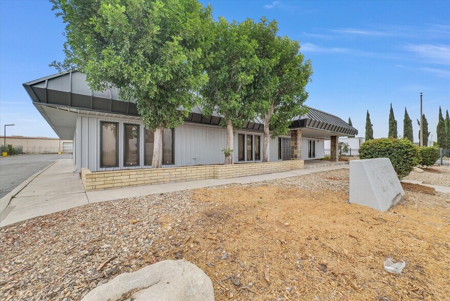 15384 Arrow Blvd, Fontana, CA à louer - Photo de l’immeuble – Image 1 sur 48