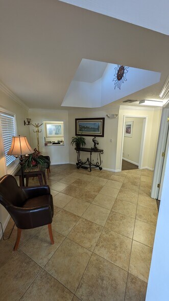 1095 Indiana Ave, Palm Harbor, FL à vendre - Hall d’entrée – Image 3 sur 19