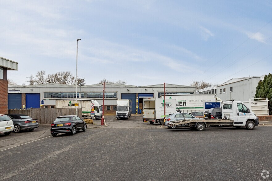 Eskdale Rd, Uxbridge à louer - Photo de l’immeuble – Image 2 sur 6