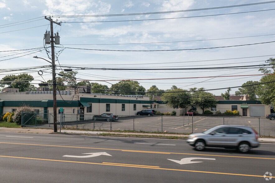 275 Dixon Ave, Amityville, NY à vendre - Photo de l’immeuble – Image 3 sur 16