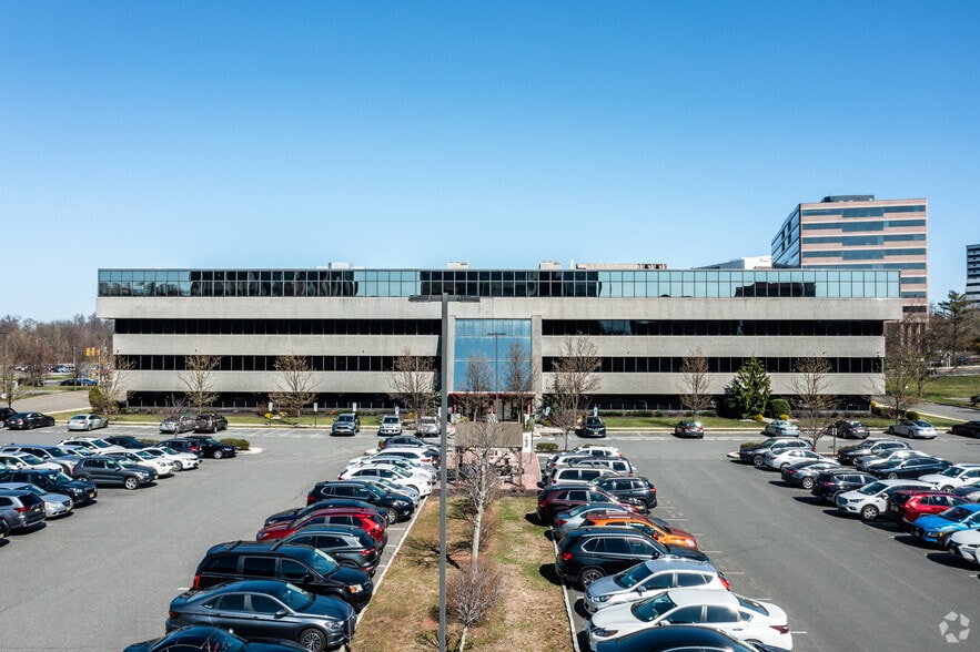 100 Wood Ave S, Iselin, NJ à louer - Photo de l’immeuble – Image 3 sur 6