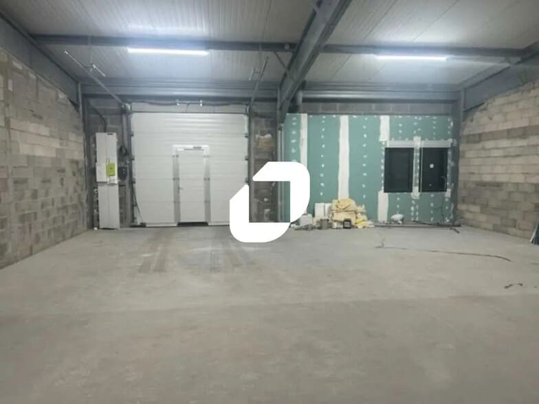 Local d’activités dans Cormeilles-en-Vexin à louer - Photo de l’immeuble – Image 2 sur 4