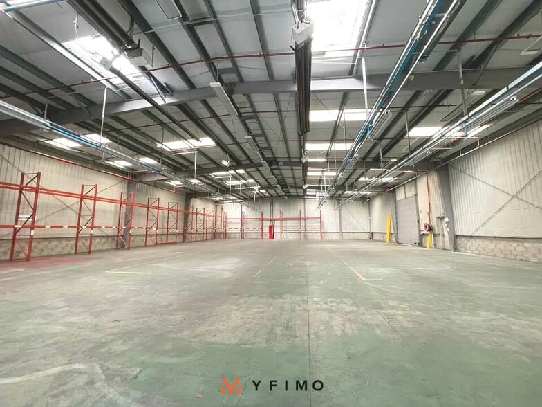 Local d’activités dans Les Mureaux à louer - Photo intérieure – Image 2 sur 3