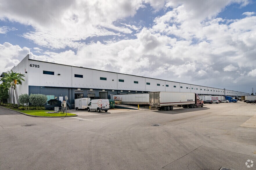 6705 NW 36th St, Miami, FL à louer - Photo de l’immeuble – Image 3 sur 4