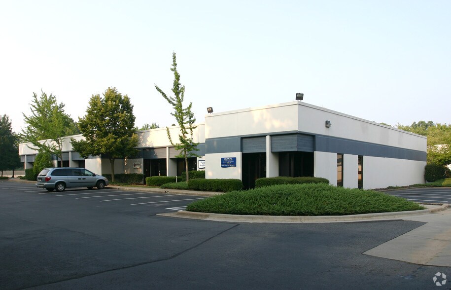 2828 Queen City Dr, Charlotte, NC à louer - Photo de l’immeuble – Image 3 sur 5