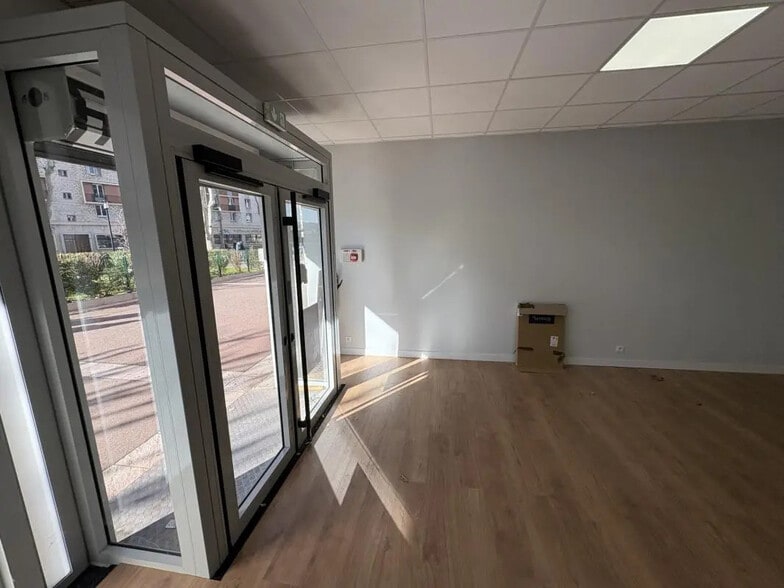 Local commercial dans Marseille à louer - Photo de l’immeuble – Image 3 sur 10