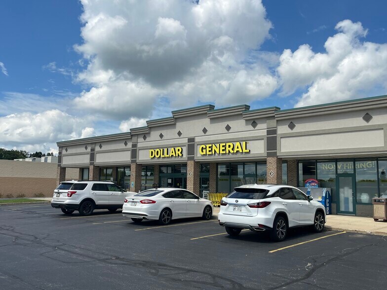 1024-1060 E Commerce Blvd, Slinger, WI à louer - Photo de l’immeuble – Image 2 sur 22
