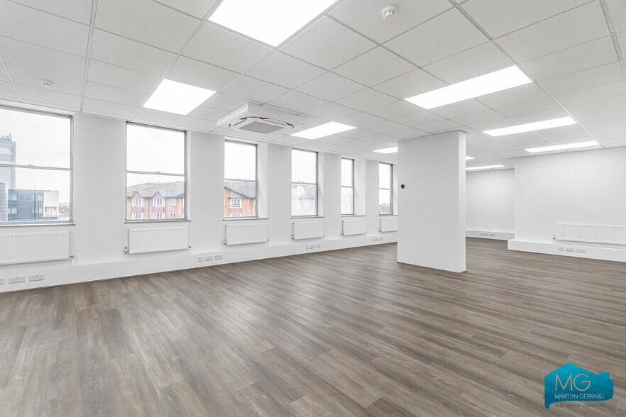 311 Ballards Ln, Londres à louer - Photo de l’immeuble – Image 2 sur 27