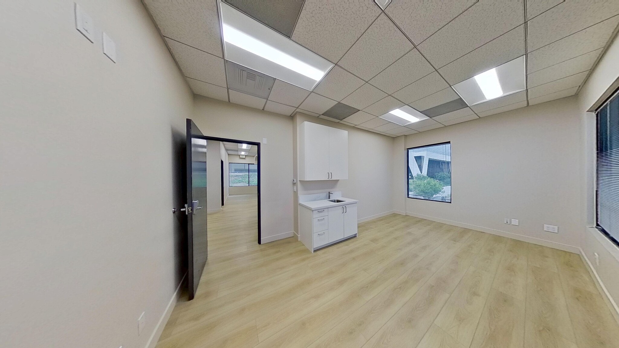 24011 Ventura Blvd, Calabasas, CA à louer Photo intérieure– Image 1 sur 15