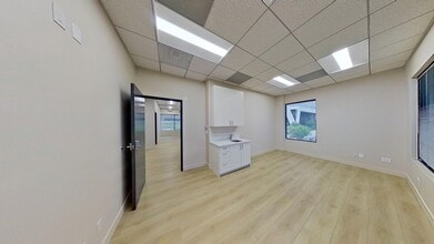 24011 Ventura Blvd, Calabasas, CA à louer Photo intérieure– Image 1 sur 15