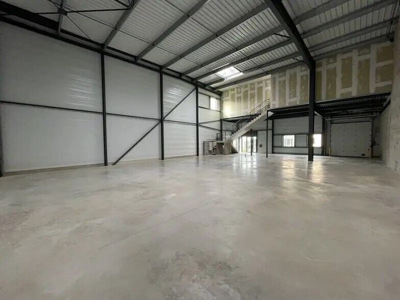 Local d'activités dans Oissel à vendre - Photo de l’immeuble – Image 2 sur 9