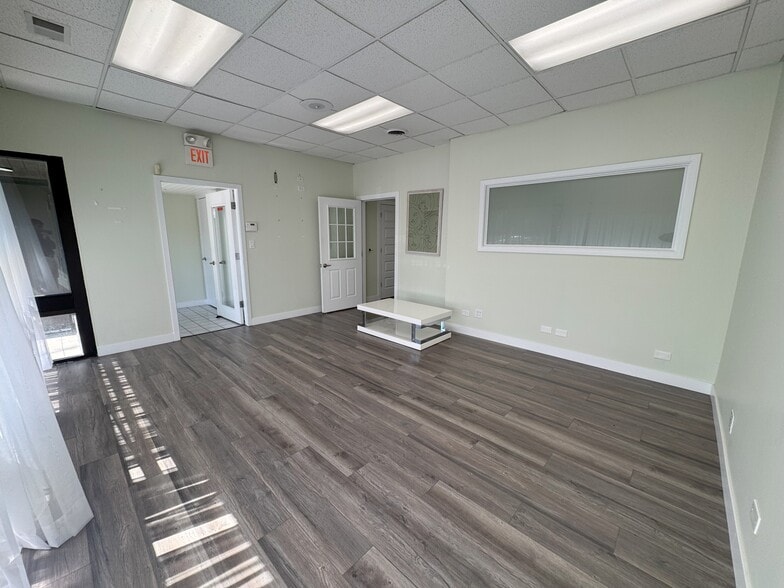 939 N Plum Grove Rd, Schaumburg, IL à louer - Photo de l’immeuble – Image 2 sur 16