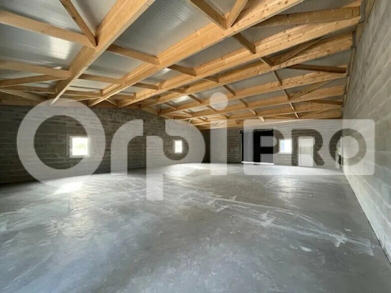 Industriel/Logistique dans Saint-Vivien à louer - Photo intérieure – Image 2 sur 2