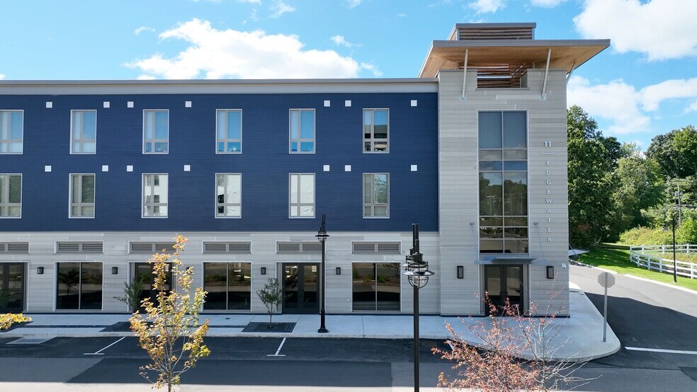 11 Edgewater Cir, East Hampton, CT à louer - Photo de l’immeuble – Image 2 sur 45