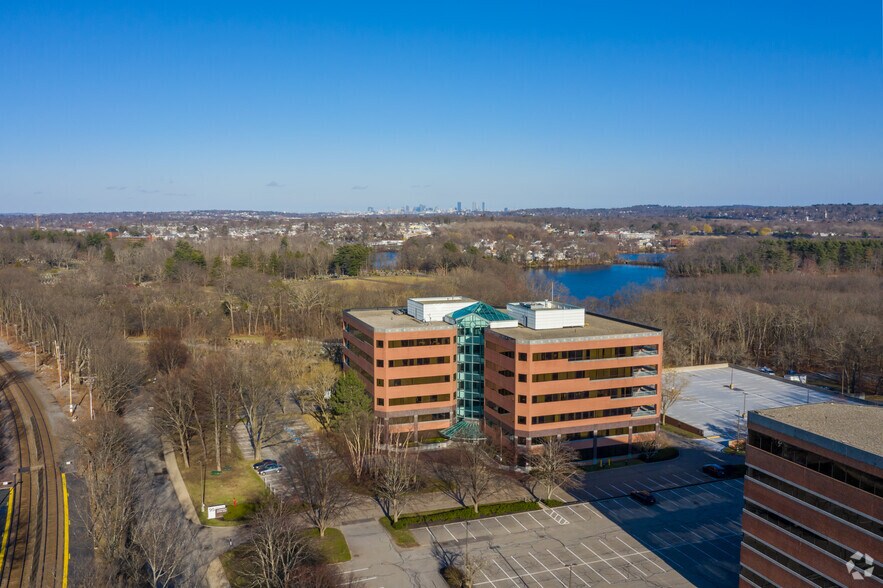 95 Sawyer Rd, Waltham, MA à louer - Photo de l’immeuble – Image 1 sur 1