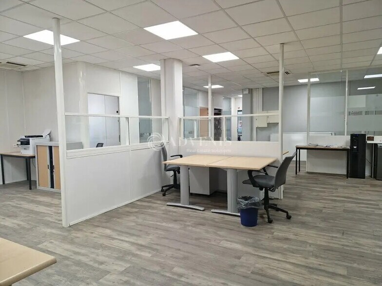 Bureau dans Bron à louer - Photo de l’immeuble – Image 3 sur 9