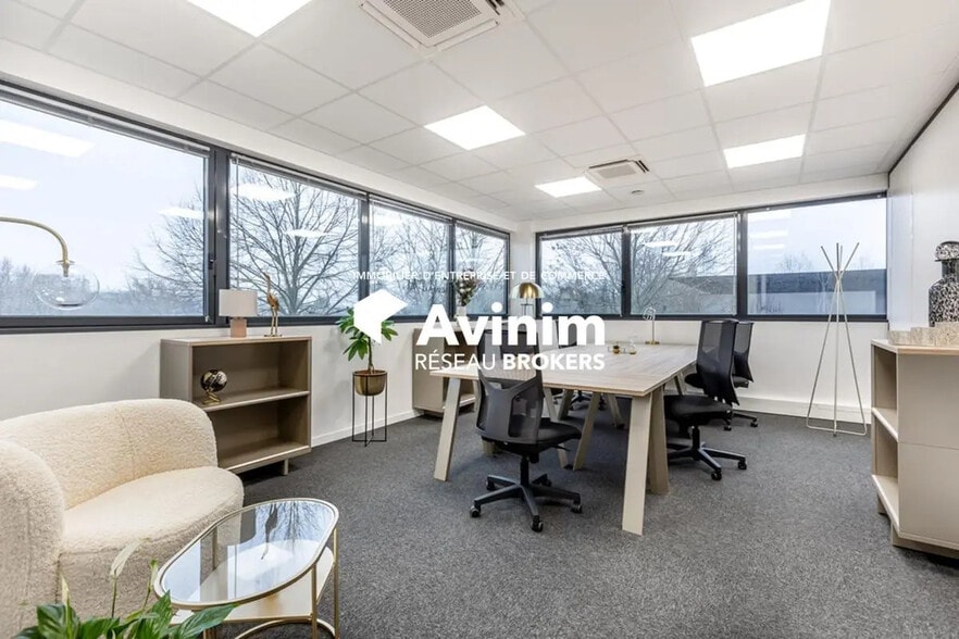 Bureau dans Élancourt à louer - Photo de l’immeuble – Image 3 sur 9