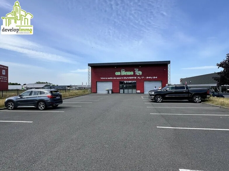 Local d'activités dans Ifs à vendre - Photo de l’immeuble – Image 3 sur 13