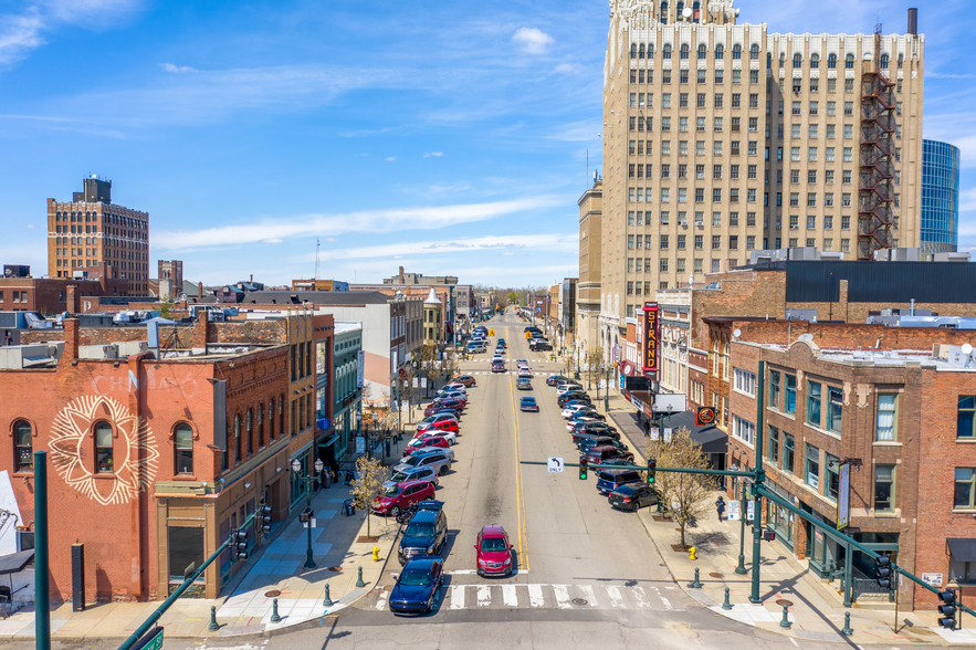 6 N Saginaw St, Pontiac, MI à vendre - Photo de l’immeuble – Image 3 sur 44