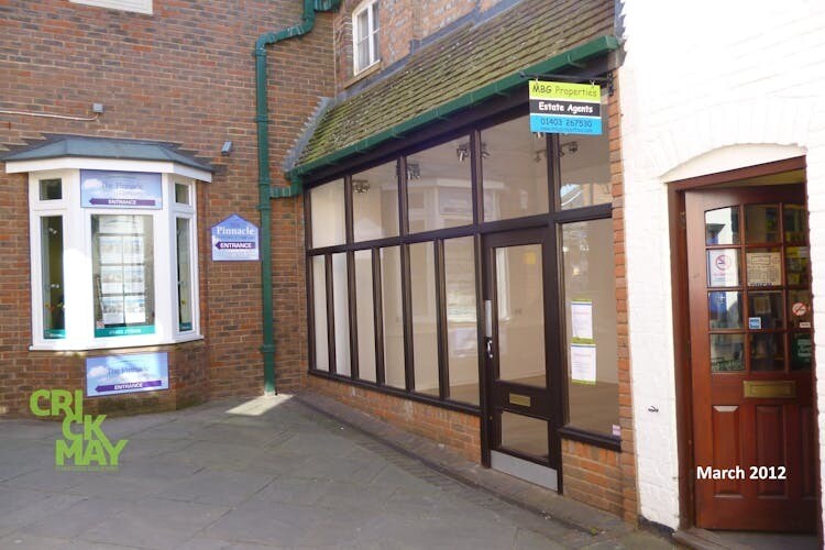 35 Carfax, Horsham à louer - Photo de l’immeuble – Image 2 sur 3