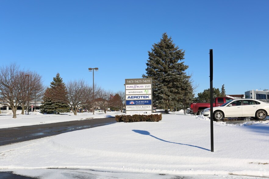 5405 Gateway Ctr, Flint, MI à louer - Photo de l’immeuble – Image 3 sur 3