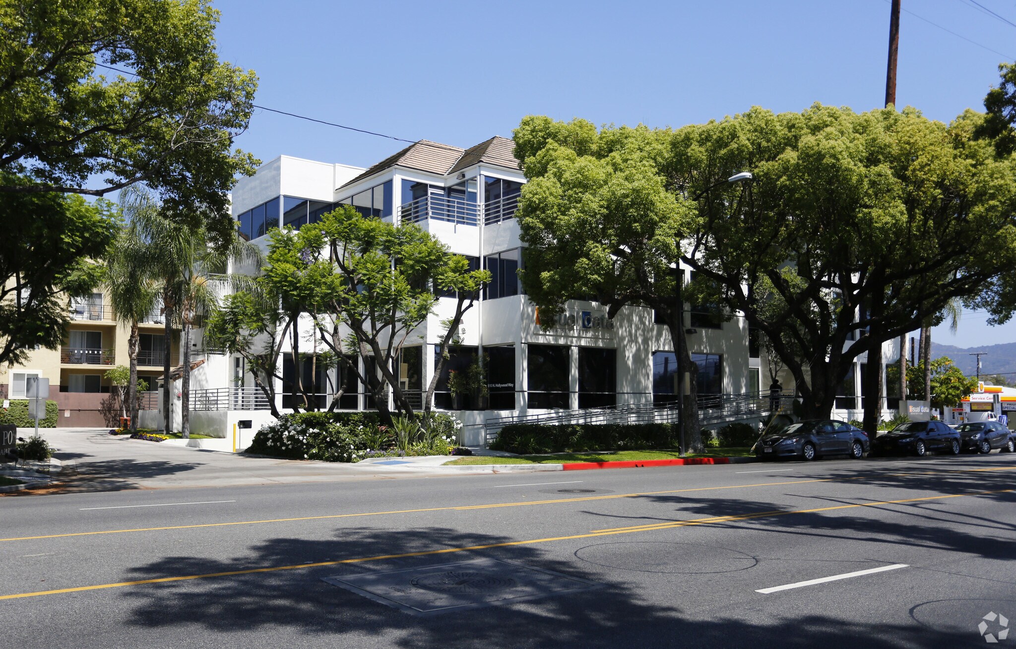 610 N Hollywood Way, Burbank, CA à vendre Photo de l’immeuble– Image 1 sur 24