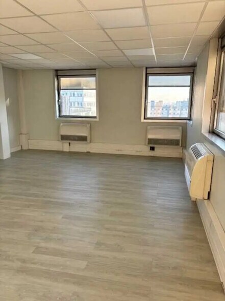 Bureau dans Noisy-le-Grand à vendre - Photo de l’immeuble – Image 3 sur 9
