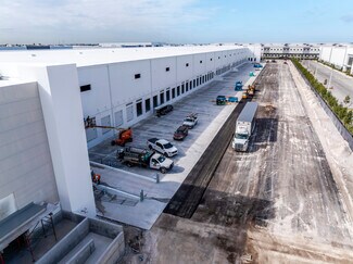 Plus de détails pour 16300 NW 97th Avenue, Hialeah, FL - Industriel/Logistique à louer