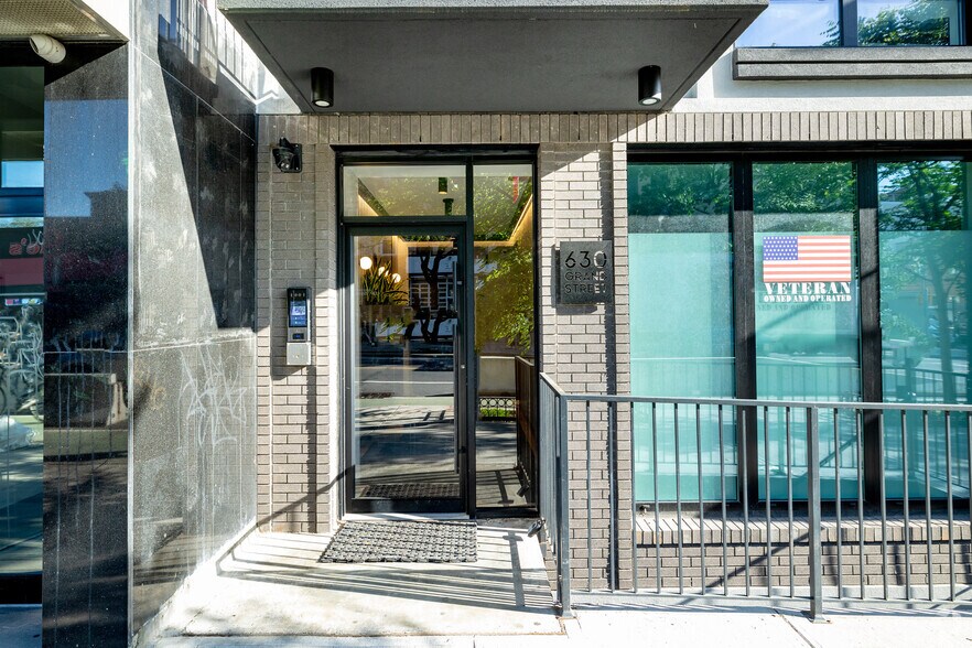 630 Grand St, Brooklyn, NY à vendre - Photo de l’immeuble – Image 2 sur 5